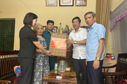 Đảng uỷ, HĐND, UBND, UBMTTQ phường Tam Chúc thăm, tặng quà tri ân gia đình chính sách, cán bộ lão thành cách mạng, Anh hùng lực lượng vũ trang nhân dịp kỷ niệm 80 năm Cách mạng Tháng Tám thành công (19/8) và Quốc khánh nước Cộng hòa xã hội chủ nghĩa Việt Nam (2/9).