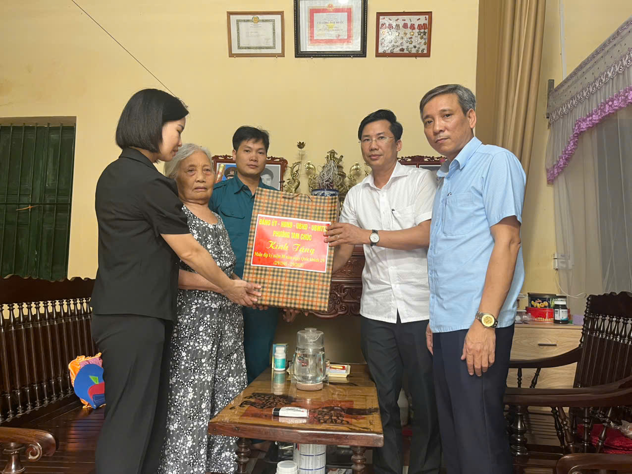 Đảng uỷ, HĐND, UBND, UBMTTQ phường Tam Chúc thăm, tặng quà tri ân gia đình chính sách, cán bộ lão thành cách mạng, Anh hùng lực lượng vũ trang nhân dịp kỷ niệm 80 năm Cách mạng Tháng Tám thành công (19/8) và Quốc khánh nước Cộng hòa xã hội chủ nghĩa Việt Nam (2/9).